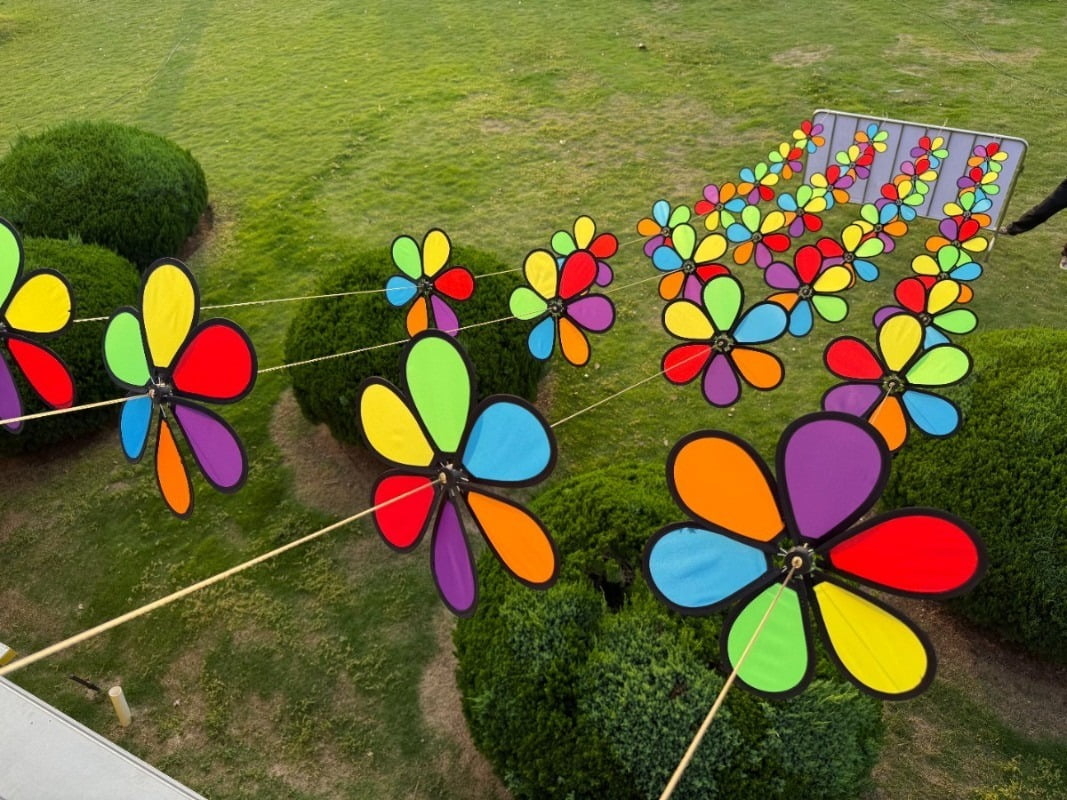 Customization Design Factors Key design factors for customizing pinwheel strings for your storefront display (ID#3)