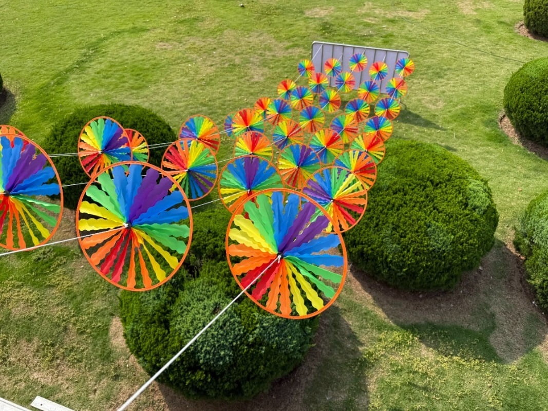 Colors and Materials Choosing colors and durable materials for eye-catching pinwheel strings outdoors (ID#4)