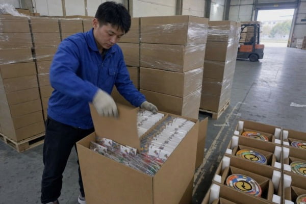 Reducing Shipping Damage Rigid backing card and sealed OPP bag reducing pinwheel string shipping damage risk (ID#3)