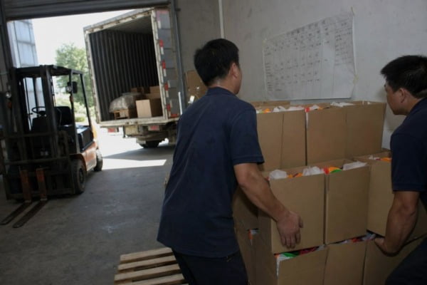 On-Time Seasonal Delivery On-time delivery planning for whirligig string orders during tight seasonal promotion windows (ID#4)