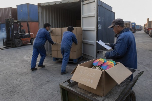 How to Handle Peak-Season Logistics Congestion When Purchasing Pinwheels?